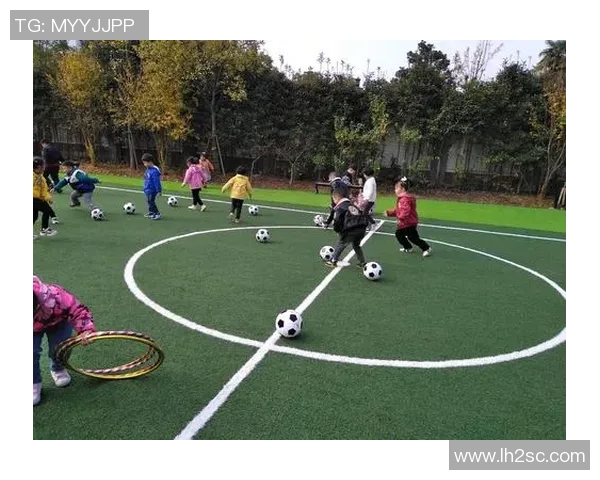 体育课上的足球游戏让孩子们在快乐中学习团队合作与运动技能